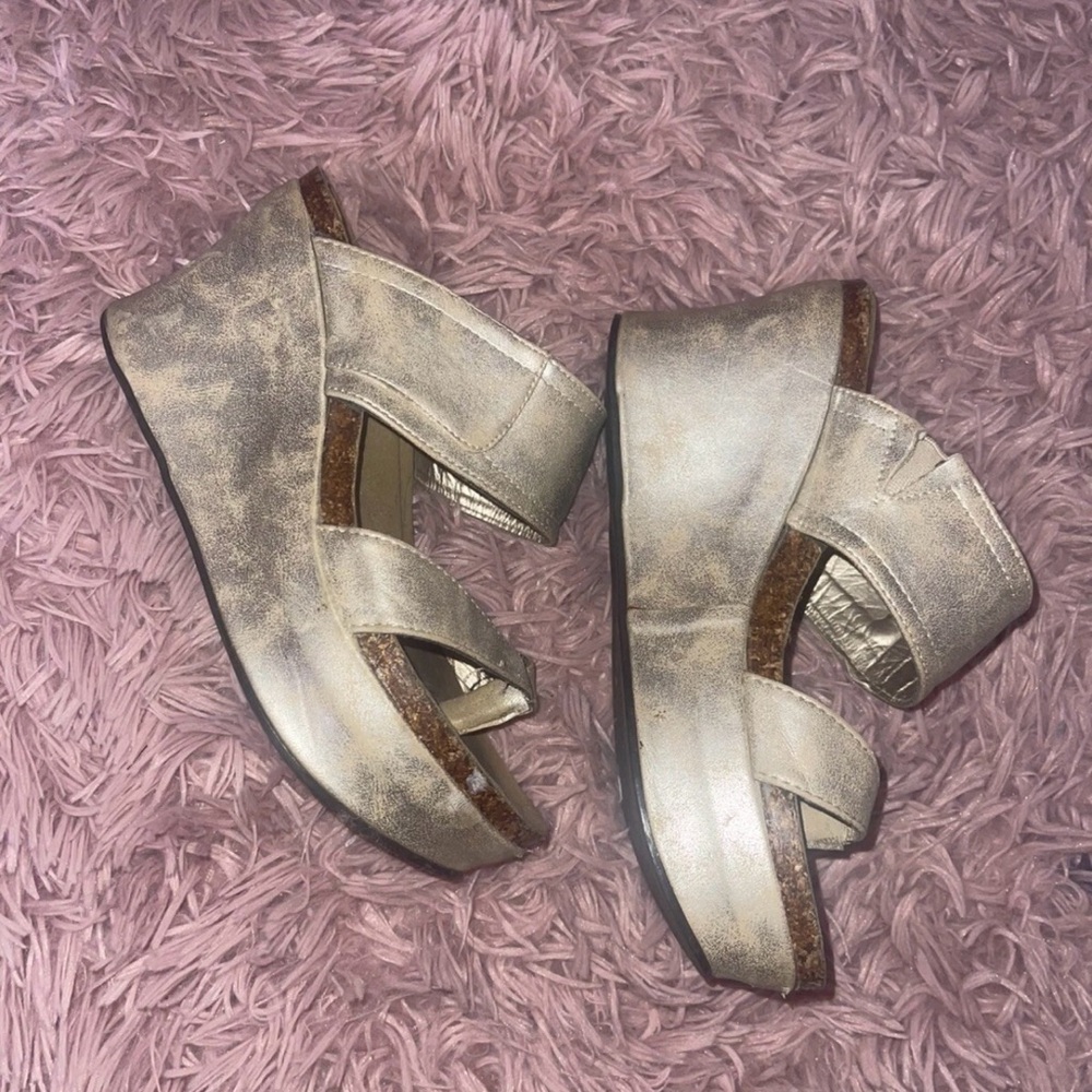 Women’s Size 9 Pierre Dumas 3 1/2” Wedge Heel Gold Platform Sandals